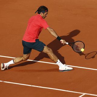 Roger Federer contre Marin Cilic à Roland-Garros en juin 2021. [EPA/Keystone - Yoan Valat]