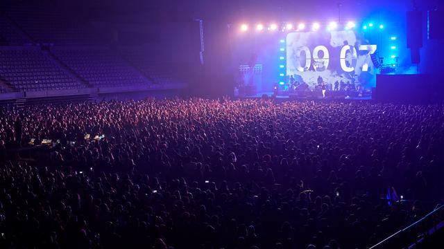 Le groupe espagnol Love of Lesbian en concert devant 5000 personnes masquées, à Barcelone, le 27 mars 2021. [Keystone/epa - Alejandro Garcia]