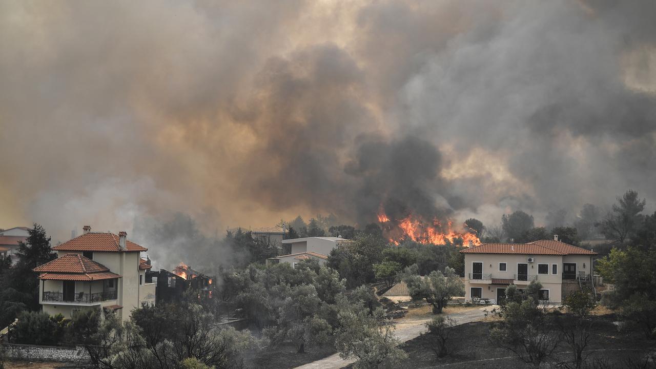 La forêt brûle autour du village d'Afidnes, en Grèce, au mois d'août 2021. [AFP - LOUISA GOULIAMAKI]