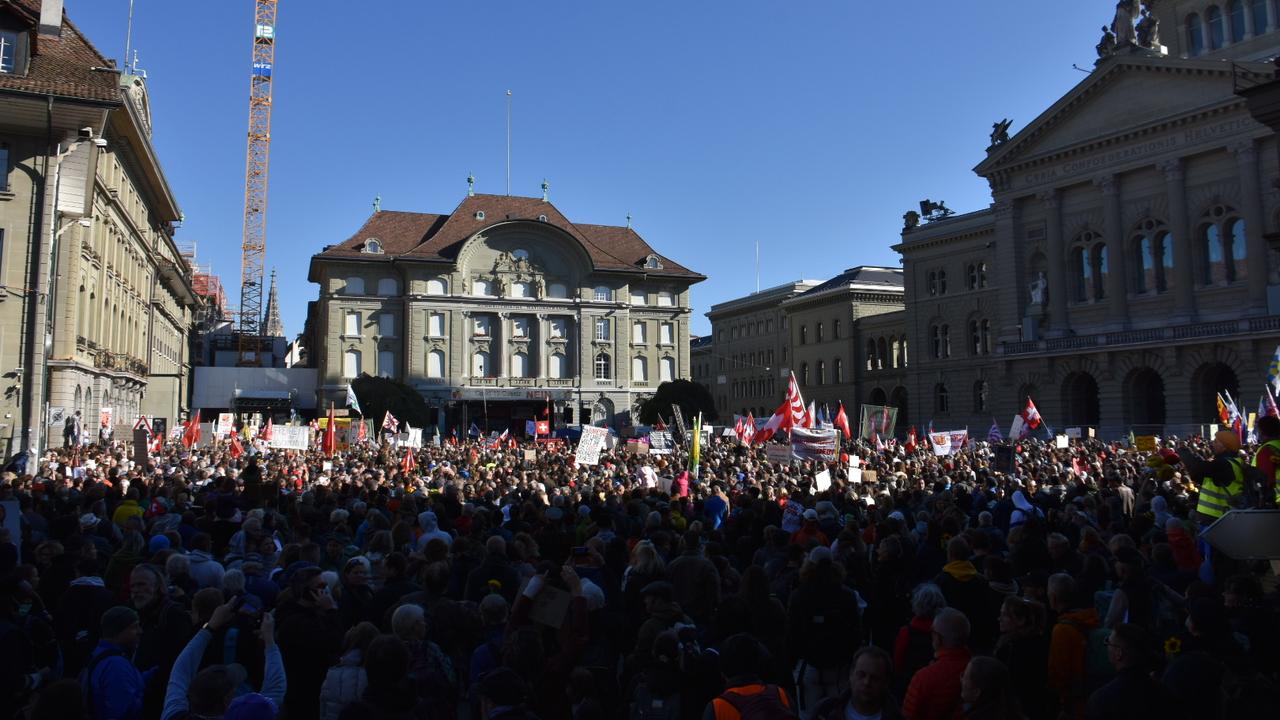 Des milliers de manifestants contre les mesures anti-Covid. [RTS - Gaël Klein]