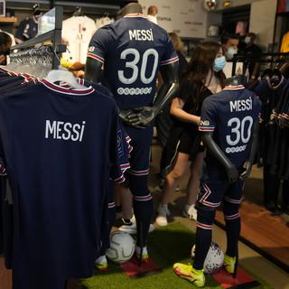 Des maillots de Messi aux couleurs du PSG à Paris. [AP Photo/Keystone - Francois Mori]