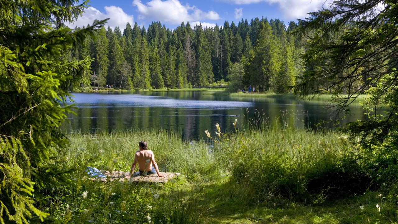 L'étang de la Gruère, dans le canton du Jura, attire quelque 150'000 personnes par année. [Keystone - Martin Ruetschi]