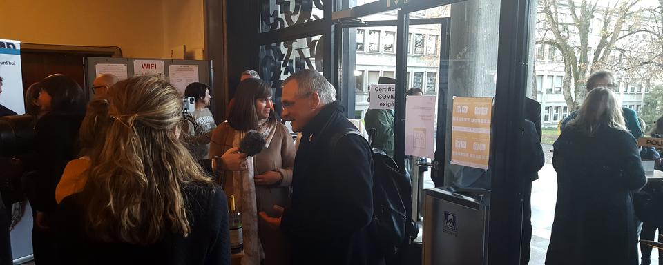 Le vainqueur du premier tour Jean-François Steiert (PS) arrive à Miséricorde. [RTS - Pierrik Jordan]