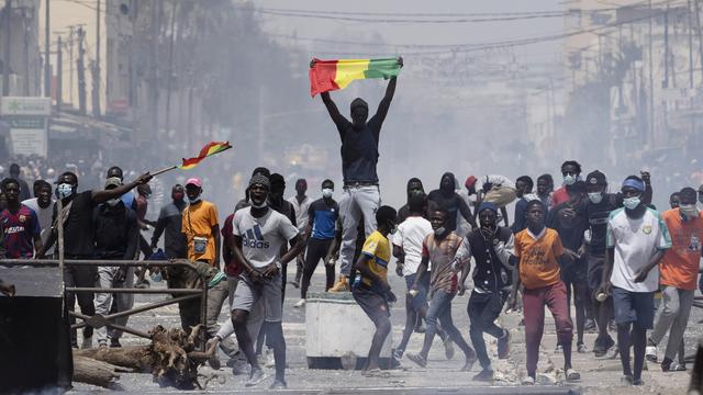 Sénégal : Pillages et émeutes cristallisent la crise politique. [AP via Keystone - Leo Correa]