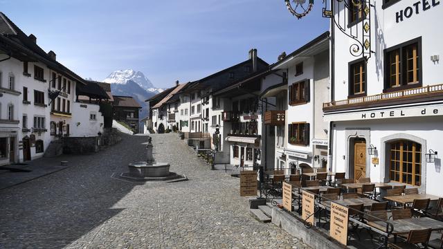 Dans certains centres historiques, comme à Gruyères (FR), la protection du patrimoine fait obstacle aux installations solaires. [KEYSTONE - Laurent Gillieron]