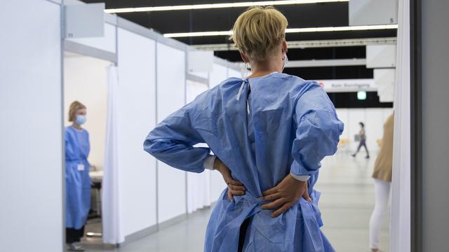 Du personnel soignant dans le centre de vaccination de Bernexpo, le 10 mai 2021. [Keystone - Peter Klaunzer]