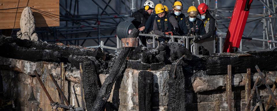 Ouvriers à l'oeuvre sur le chantier de Notre-Dame de Paris, 24.11.2020. [AFP - Martin Bureau]