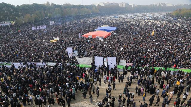 Milliers de manifestants dans le lit asséché du fleuve Zayandeh Roud à Isphahan, 19.11.2021. [EPA/Keystone - Fatemeh Nasr]