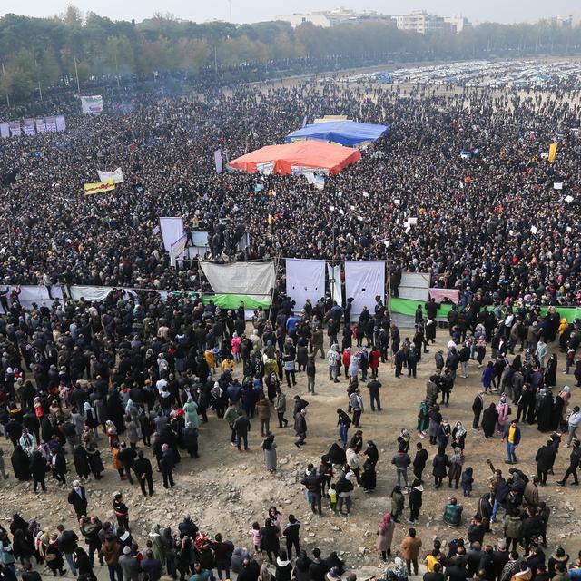 Milliers de manifestants dans le lit asséché du fleuve Zayandeh Roud à Isphahan, 19.11.2021. [EPA/Keystone - Fatemeh Nasr]