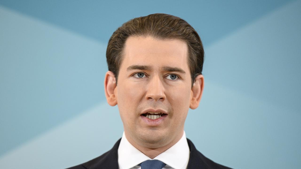 Sebastian Kurz annonce son retrait de la vie politique devant les médias à Vienne. [Keystone - EPA/Christian Bruna]