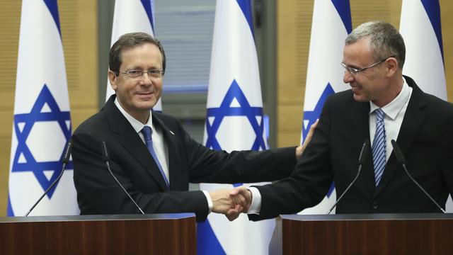 Le nouveau président israélien Isaac Herzog (à gauche) félicité par le président de la Knesset pour son élection. [Keystone/EPA - Ronen Zvulun]