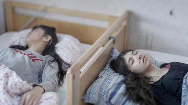 Le Premier prix de la catégorie "Personnes". Cette photo traite le sujet du syndrome de résignation. En Suède, des dizaines d'enfants réfugiés qui ont appris que leur permis de séjour avait été refusé sont tombés dans le coma. [Keystone - Magnus Wennman, World Press Photo via AP]