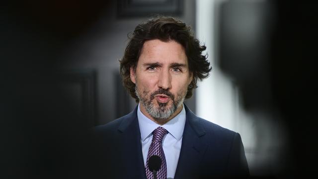 Prime Minister Justin Trudeau holds a press conference at Rideau Cottage in Ottawa on Friday, June 25, 2021. Leaders of Indigenous groups in Canada say investigators have found more than 600 unmarked graves at the site of a former residential school for Indigenous children in Saskatchewan. Trudeau said Friday he has spoken to Francis personally "to impress upon him how important it is not just that he makes an apology but that he makes an apology to indigenous Canadians on Canadian soil." (Sean Kilpatrick/The Canadian Press via AP) [KEYSTONE - SEAN KILPATRICK]