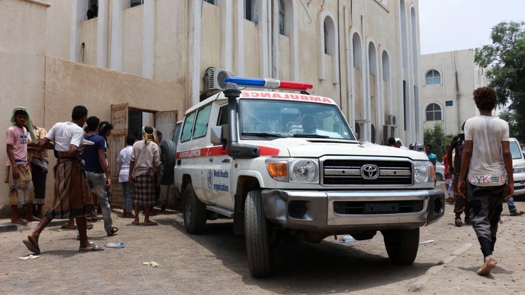 Une ambulance dépose des blessés à l'hôpital Ibn Khaldun après l'attaque contre la base gouvernementale d'Al-Anad au Yémen, le 29 août 2021. [AFP - Saleh OBAIDI]