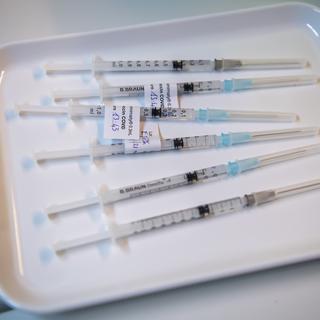 Des doses du vaccin Pfizer-BioNTech préparées dans un centre de vaccination contre le Covid à Genève en janvier 2021. [Keystone - Martial Trezzini]