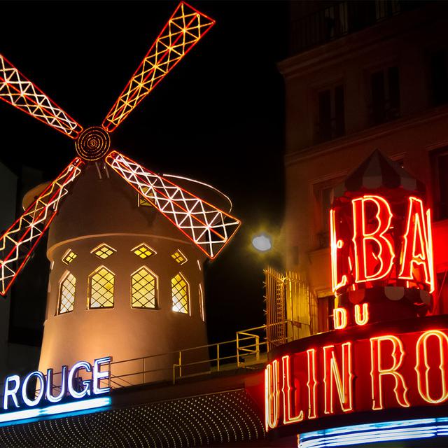 Façade du Moulin-Rouge, haut-lieu de l'érotisme parisien depuis 1889. Il est situé dans le 18e arrondissement, au pied de la butte Montmartre. [Wikimédia - Barcex]
