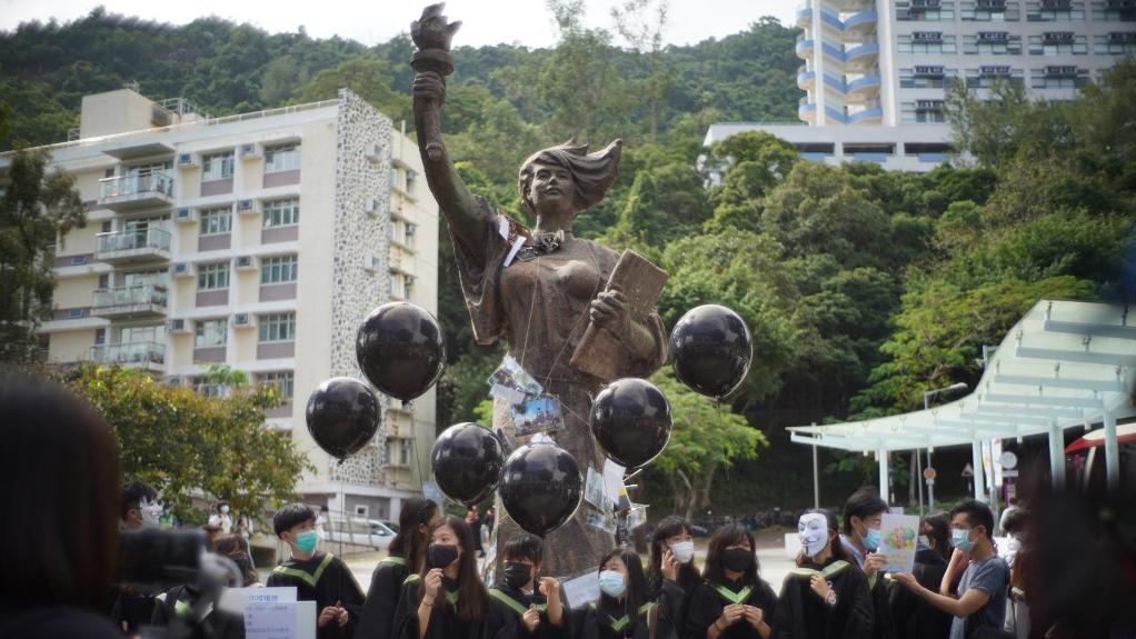 La statue la "Déesse de la démocratie" symbole du mouvement pro-démocratie de Hong Kong se trouvait sur le campus de l'Université chinoise de Hong Kong (CUHK). [afp - Yan Zhao]