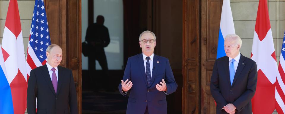 Vladimir Poutine et Joe Biden ont été reçus par le président de la Confédération, Guy Parmelin. "La Suisse est heureuse de pouvoir, conformément à sa tradition des bons offices, favoriser votre dialogue et votre compréhension mutuels", a-t-il expliqué. [Keystone - Denis Balibouse]