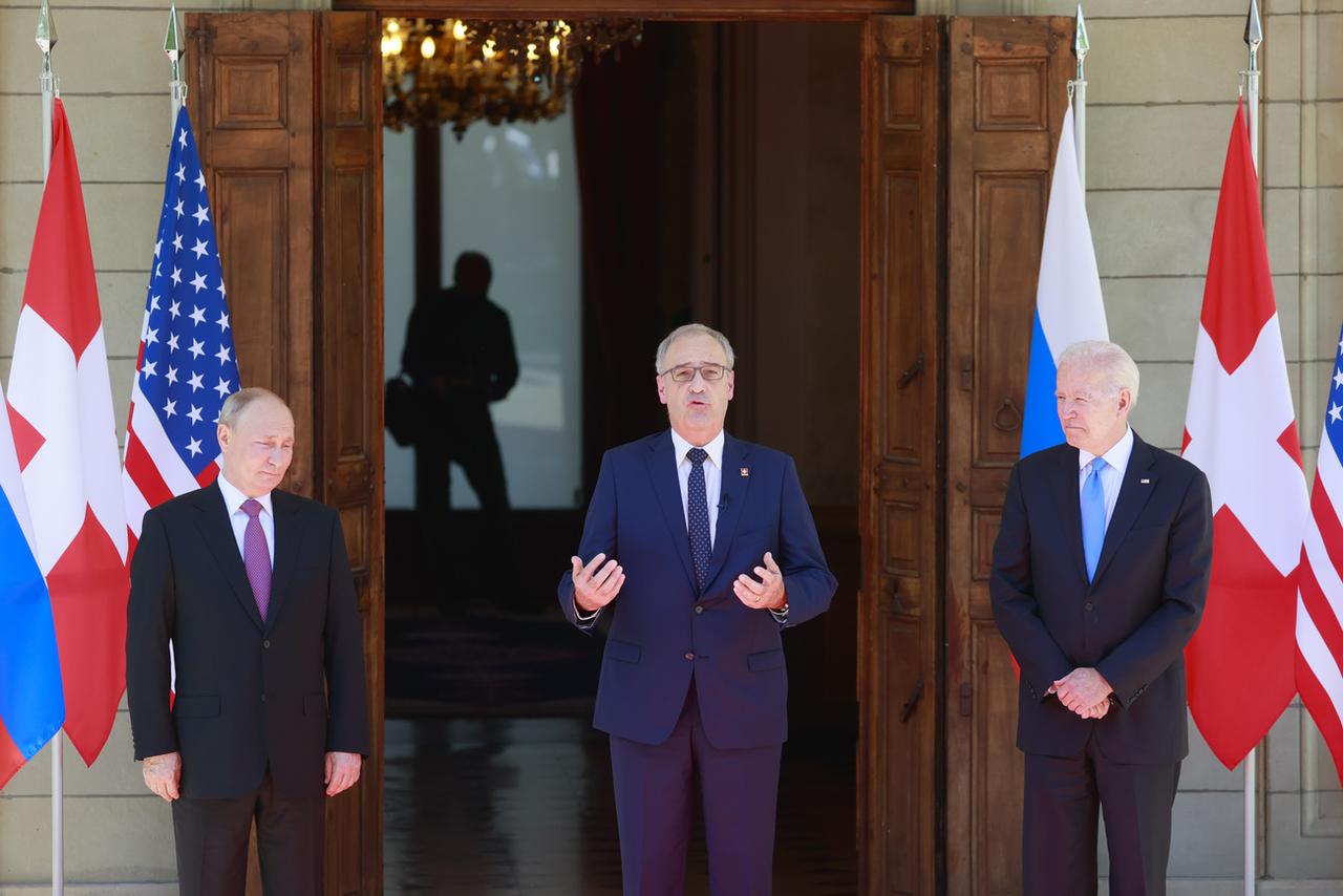 Vladimir Poutine et Joe Biden ont été reçus par le président de la Confédération, Guy Parmelin. "La Suisse est heureuse de pouvoir, conformément à sa tradition des bons offices, favoriser votre dialogue et votre compréhension mutuels", a-t-il expliqué. [Keystone - Denis Balibouse]