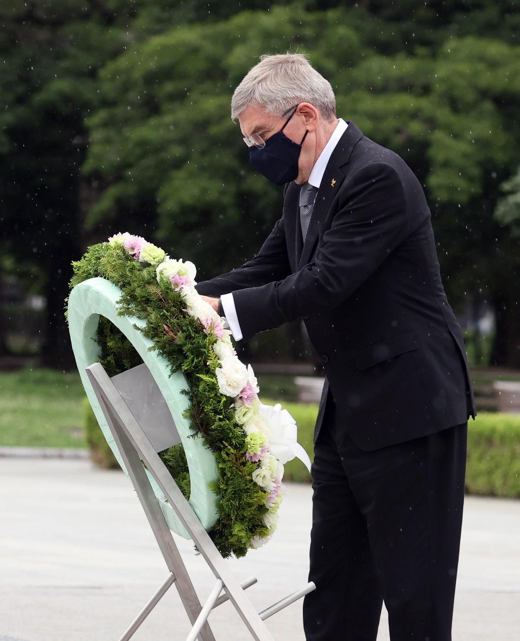 Thomas Bach s'est rendu le 16 juillet à Hiroshima pour y déposer une gerbe de fleurs. [Keystone - EPA/JIJI PRESS JAPAN]