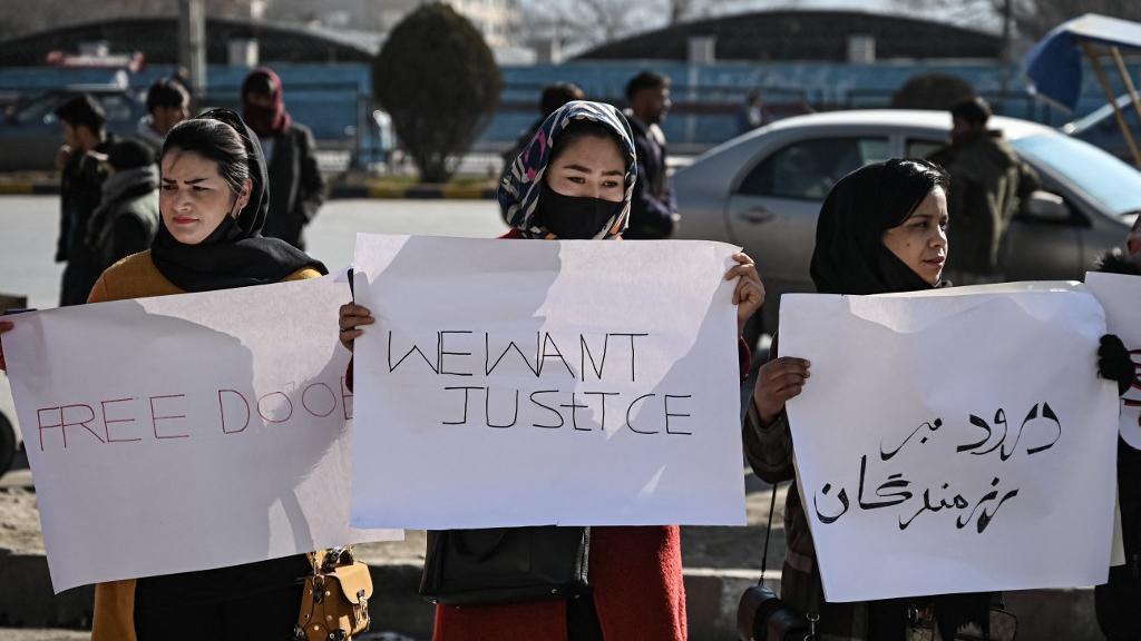 "Liberté", "Nous voulons la justice", "Que la paix soit sur ceux qui nous défendent", disent les pancartes de ces Afghanes, durant une manifestation à Kaboul, le 28 décembre 2021. [AFP - Mohd Rafsan]