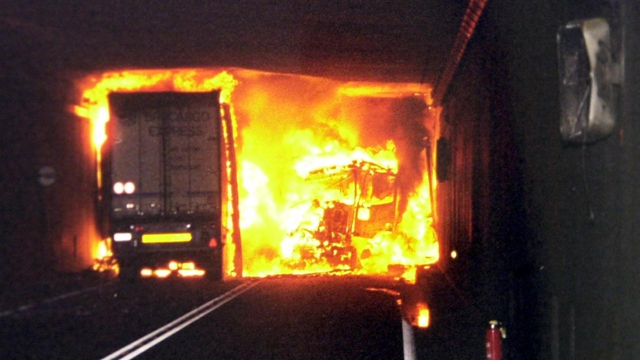 Une vue du brasier dans le tunnel du Gothard le 24 octobre 2001. [Keystone - Police cantonale tessinoise]