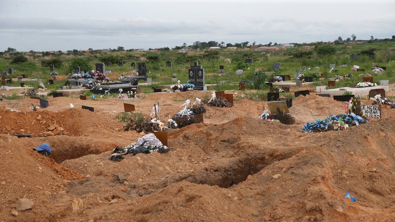 Des tombes creusées pour des victimes du Covid-19 au Zimbabwe, le 18 janvier 2021. [Keystone/epa - Aaron Ufumeli]