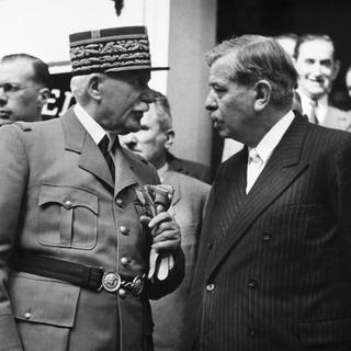 Le maréchal de France et chef du gouvernement de Vichy, Henri-Philippe Pétain (1856-1951), à gauche, discutant avec Pierre Laval, à droite. [Photopress-Archiv/Str/Keystone]