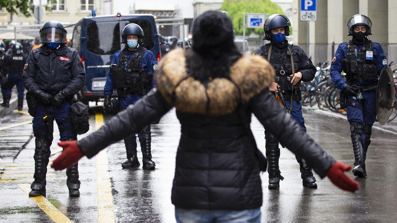 La police est intervenue lors d'une manifestation anti-Covid à Berne. [Keystone - Peter Klaunzer]