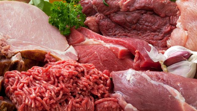 La viande, cʹest: un bien de consommation à la boucherie, une matière première à lʹabattoir, un animal à la ferme, un aliment dans notre assiette. [Depositphotos - marischka]