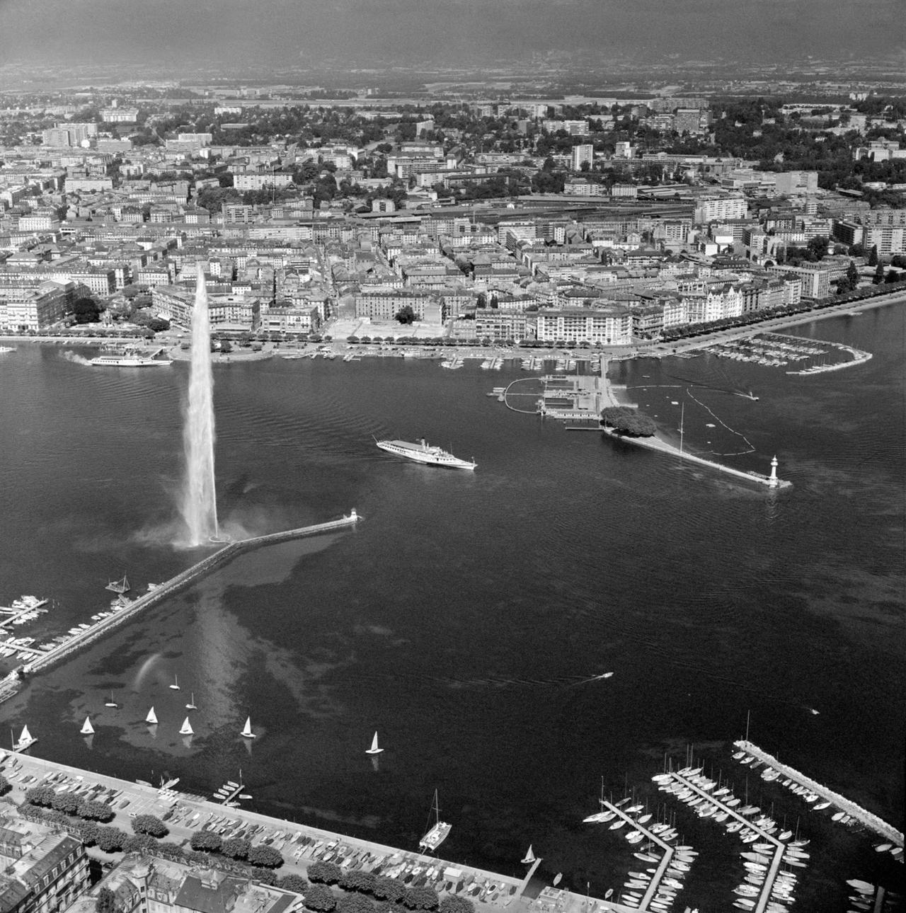 Le Jet d'eau de Genève en 1955. [KEYSTONE]