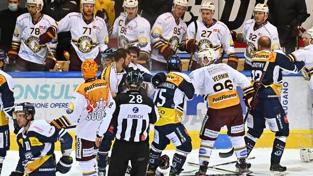 Le fin de la rencontre entre Ambri et Genève (en blanc) a été marquée par une bagarre générale. [Freshfocus - Michela Locatelli]