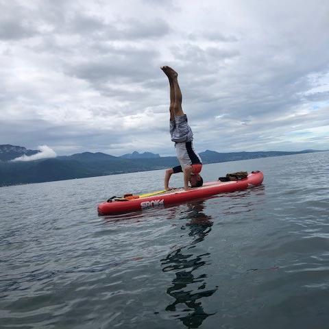 Loris Hofmann, enseignant de yoga paddle au large d'Epesses. [RTS - Cécile Guérin]