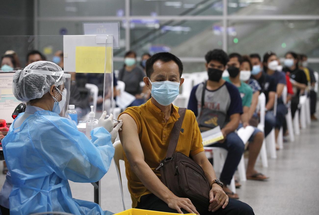 Des personnes font la queue pour recevoir l'injection du vaccin anti-Covid, à Bangkok en Thaïlande. [EPA/Keystone - Rungroj Yongrit]