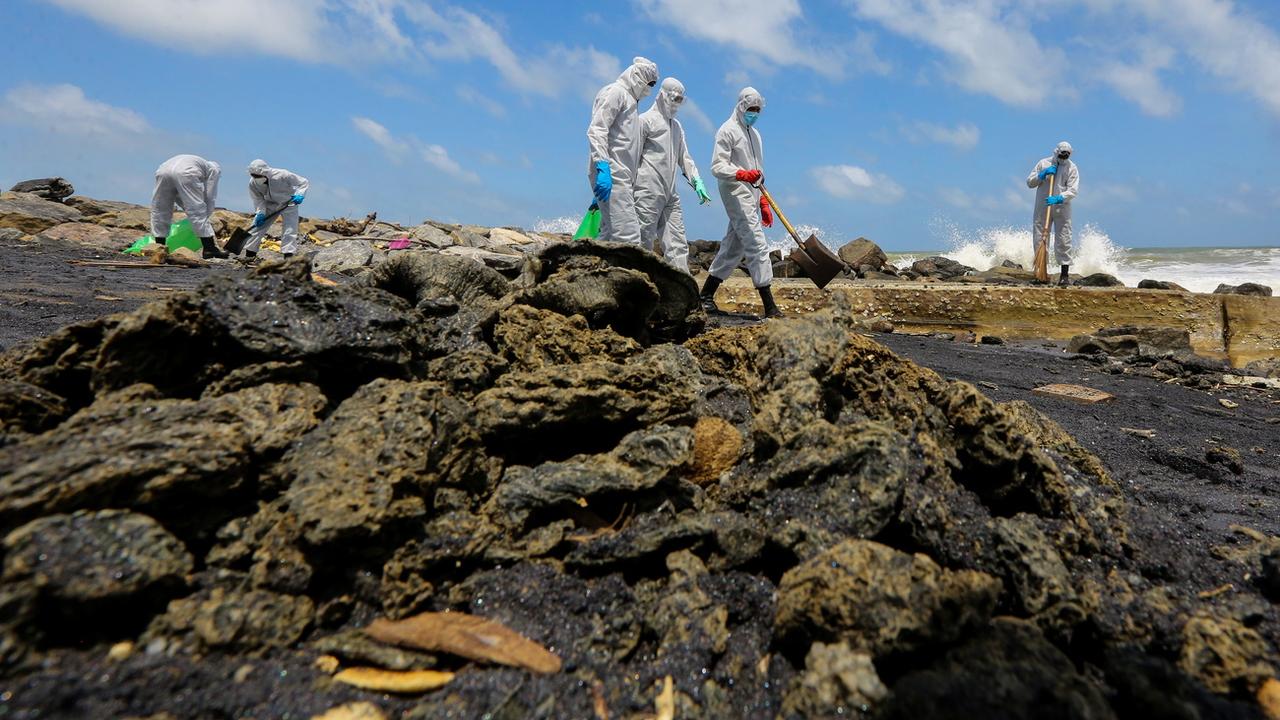 Le bateau échoué au large du Sri Lanka transportait notamment 25 tonnes d'acide nitrique, de matières plastiques, de soude caustique, de lubrifiants et autres produits chimiques. [EPA/Keystone - Chamila Karunarathne]