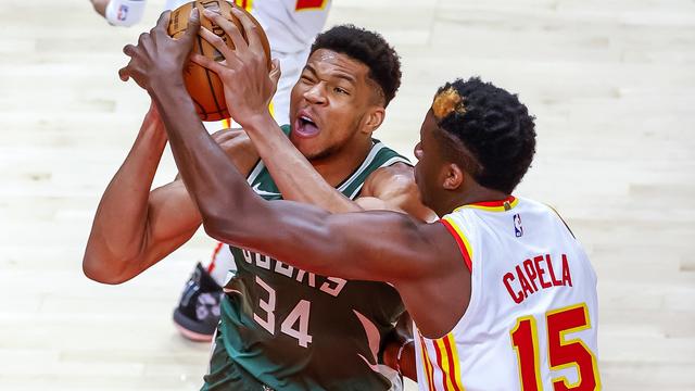 Clint Capela (droite) et les Hawks sont parvenus à triompher des Bucks. [Erik S. Lesser]