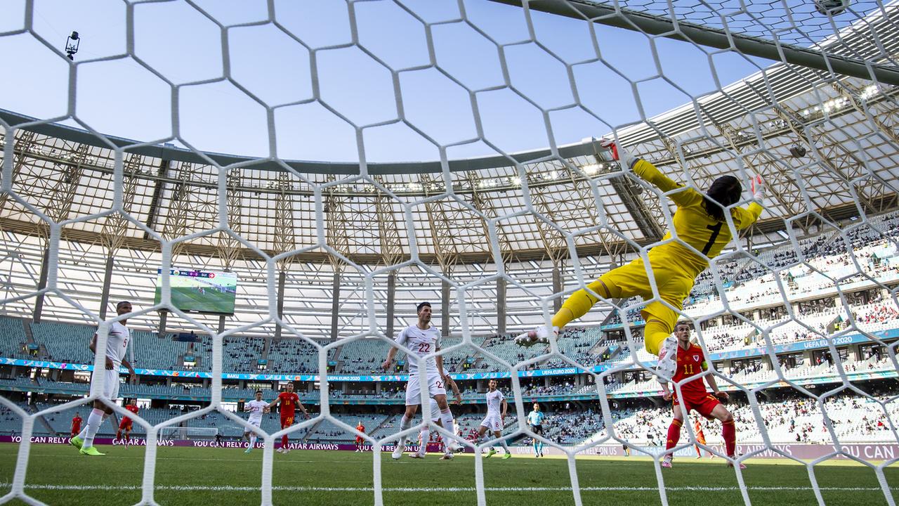 Le gardien Yann Sommer en action lors du match de la Suisse contre le Pays de Galles lors de l'Euro 2020. [Keystone - Jean-Christophe Bott]