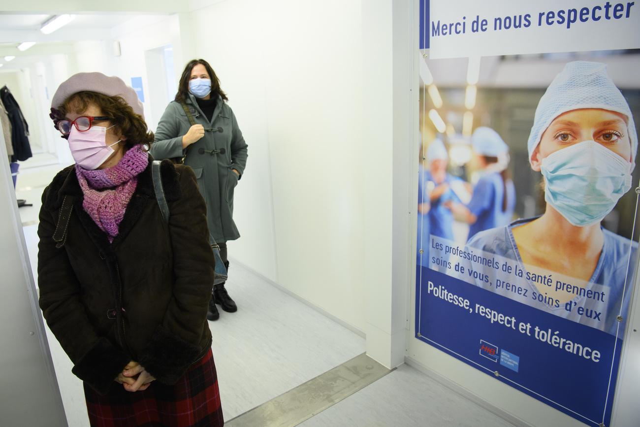 La président du Grand Conseil vaudois Sonya Butera (à gauche) et son homologue fribourgeoise Sylvie Bonvin-Sansonnens ont visité le centre de vaccination de l'Hôpital intercantonal de la Broye à Payerne. [KEYSTONE - LAURENT GILLIERON]
