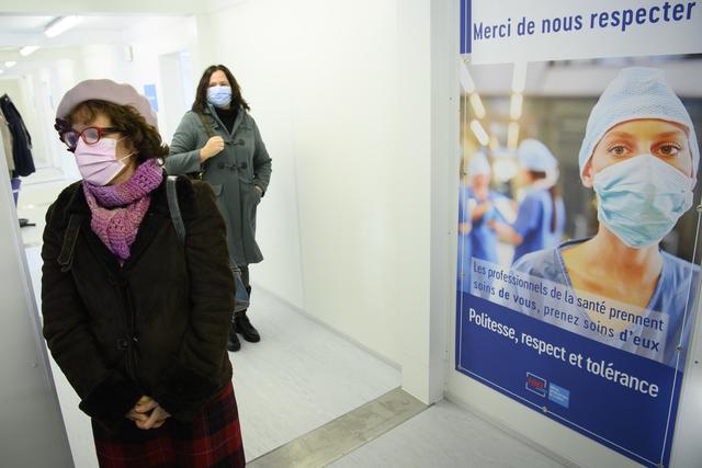 La président du Grand Conseil vaudois Sonya Butera (à gauche) et son homologue fribourgeoise Sylvie Bonvin-Sansonnens ont visité le centre de vaccination de l'Hôpital intercantonal de la Broye à Payerne. [KEYSTONE - LAURENT GILLIERON]