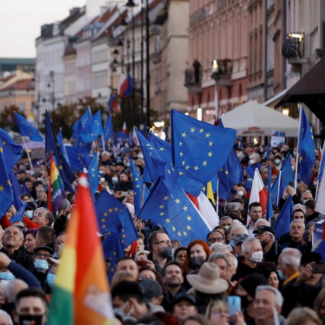 Des dizaines de milliers de Polonais ont manifesté dimanche pour rester dans l'UE. [Reuters - Kacper Pempel]