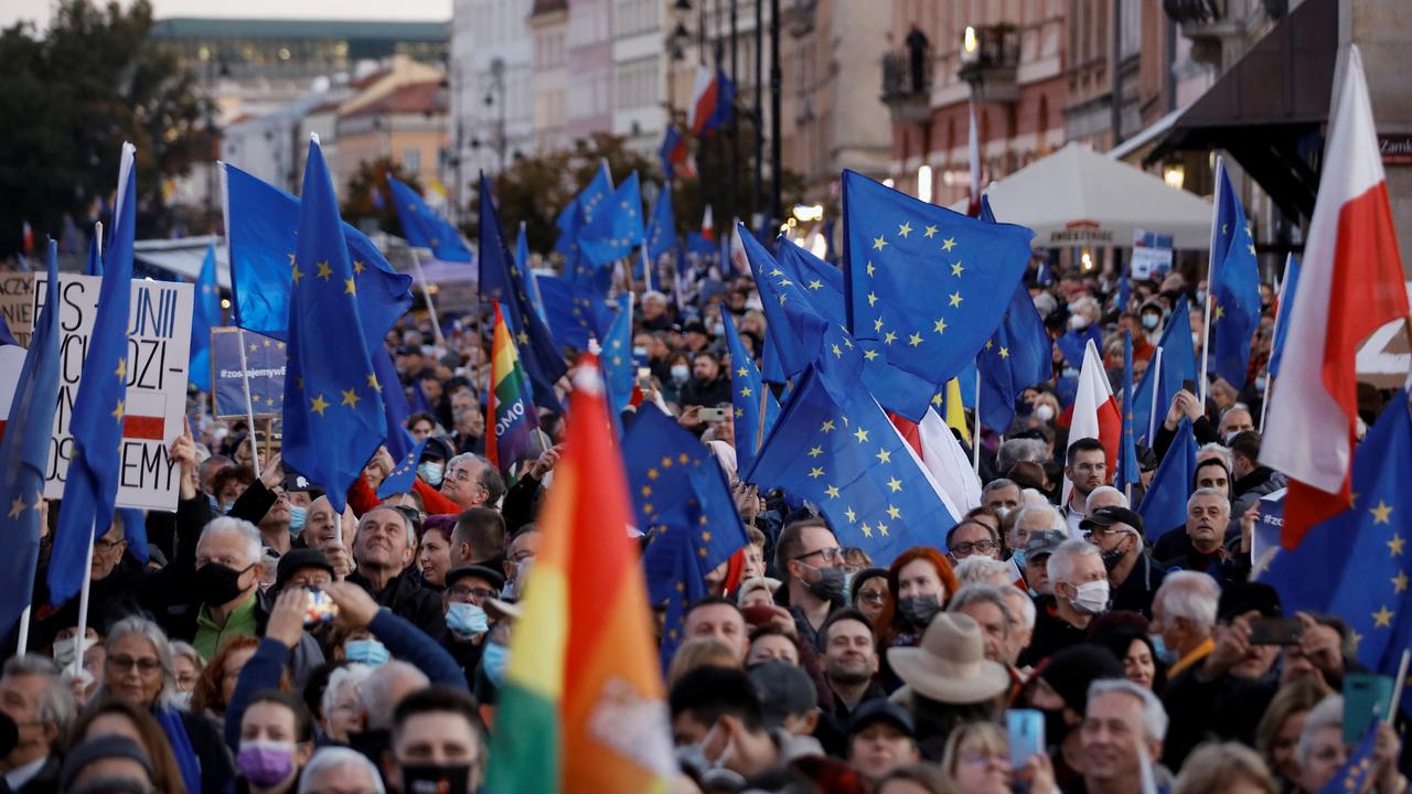 Des dizaines de milliers de Polonais ont manifesté dimanche pour rester dans l'UE. [Reuters - Kacper Pempel]