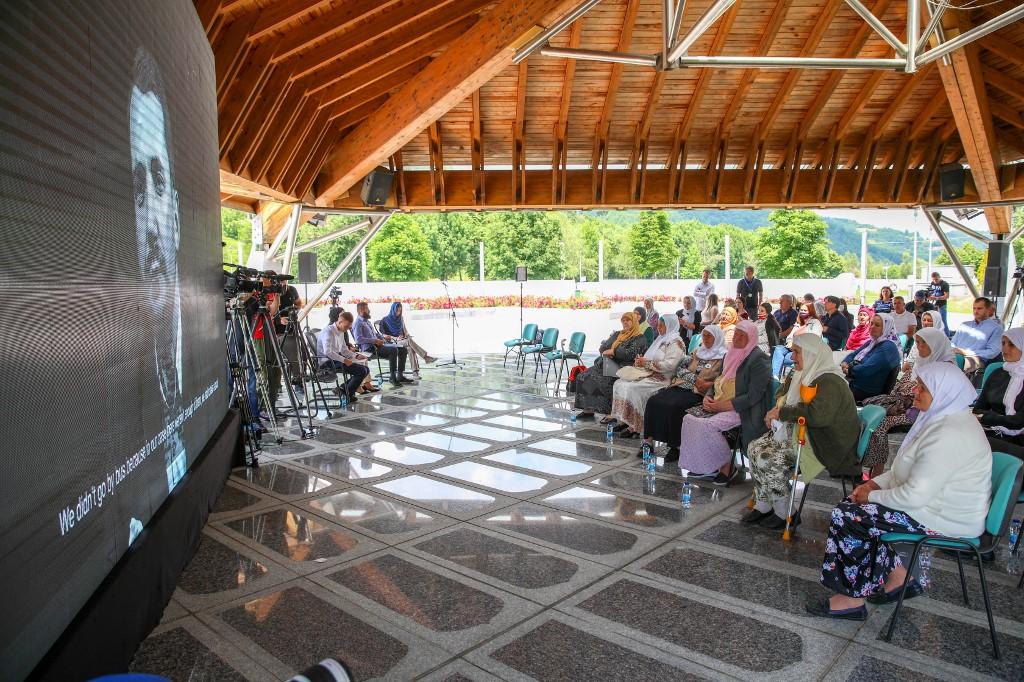 Au Centre mémorial du génocide, près de Srebrenica, un écran géant diffusait le verdict final. [afp - Elman Omic]