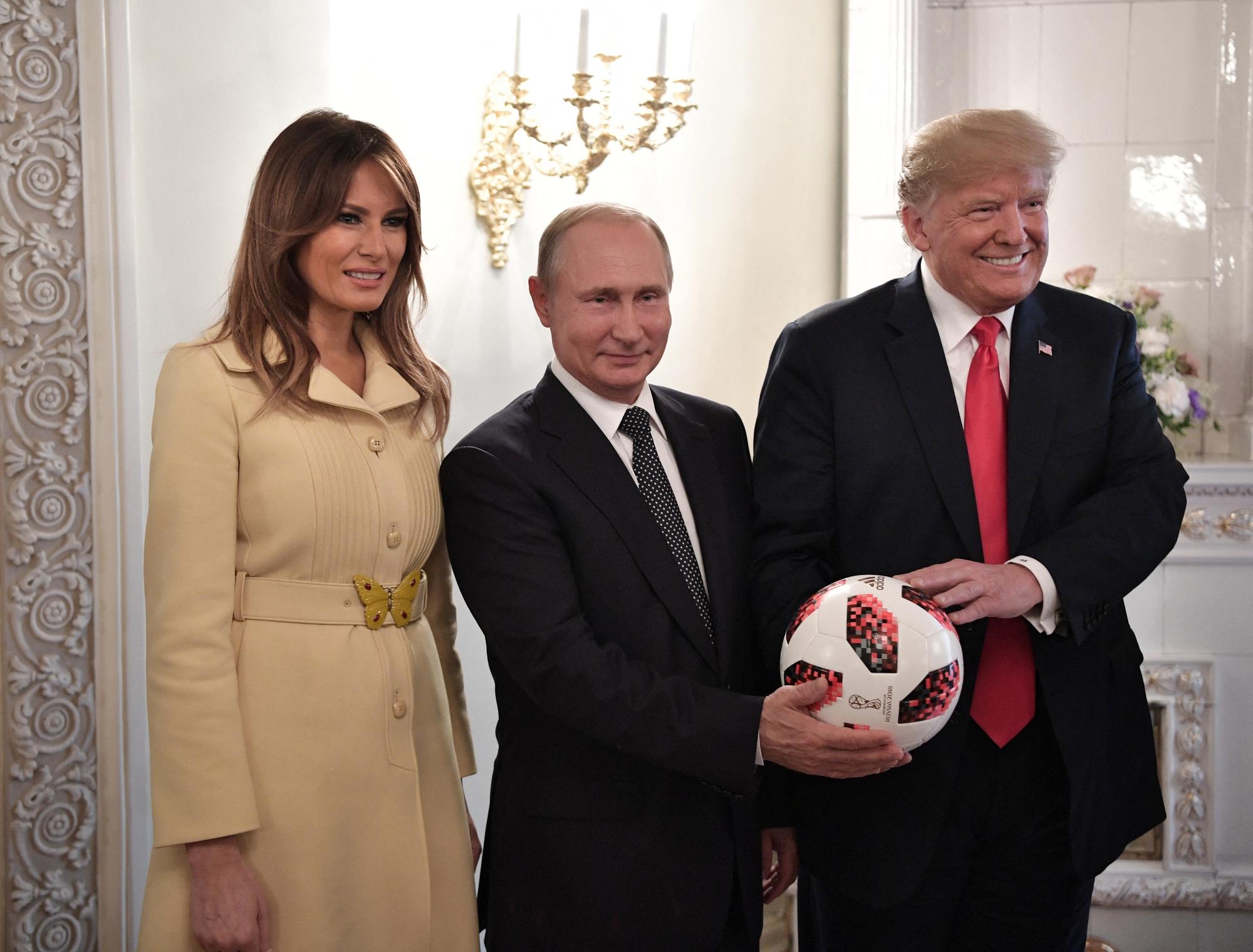 Vladimir Poutine entre Donald et Melania Trump, lors du sommet de Helsinki en 2018. [AFP - Aleksey Nikolskyi]