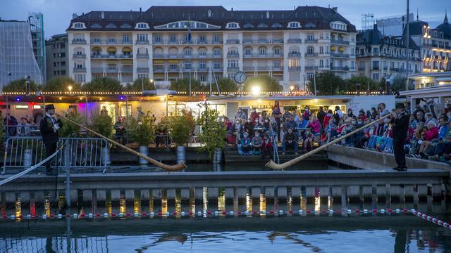 Tôt dimanche matin, premières célébrations pour le 1er août aux Bains des Pâquis à Genève. [Keystone - Salvatore Di Nolfi]