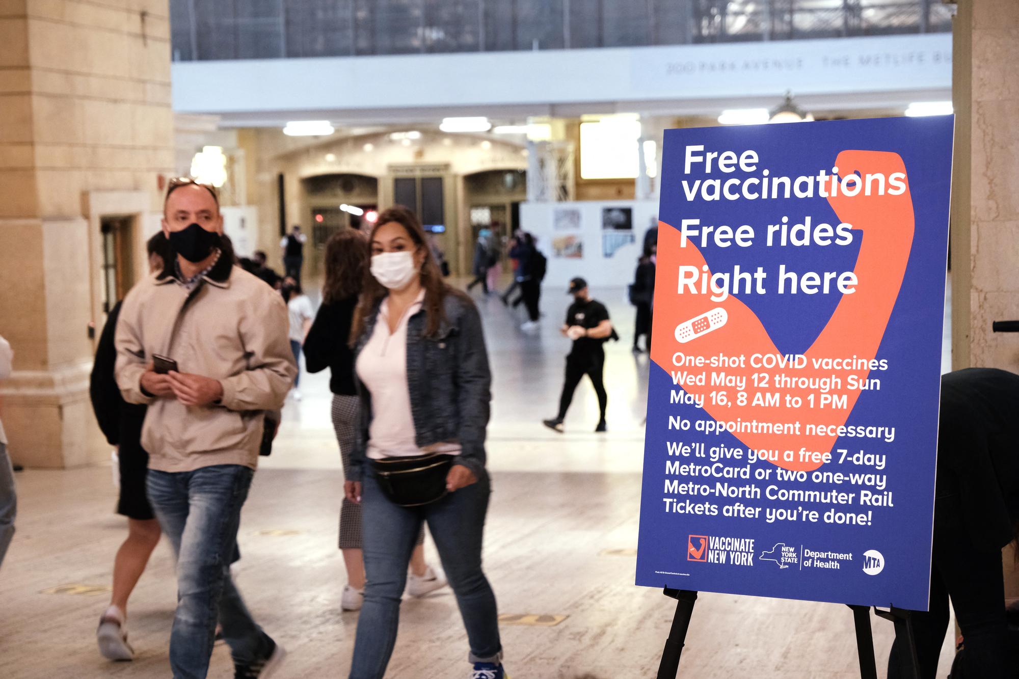 La gare de Grand Central, à New York, s'est transformée en un centre de vaccination pour touristes et New-Yorkais hésitants. [GETTY IMAGES VIA AFP - SPENCER PLATT]