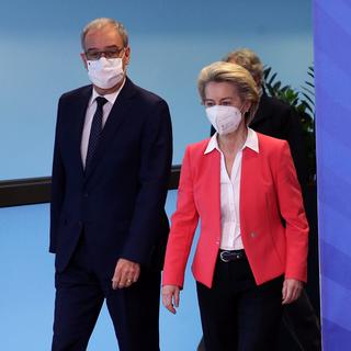 La présidente de la Commission européenne Ursula Von der Leyen et le président de la Confédération Guy Parmelin. [KEYSTONE^ - FRANCOIS WALSCHAERTS/POOL]