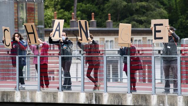 Face à la crise sanitaire de la Covid-19, les militants et militantes du climat réclament un changement dans les habitudes de vie. vie. [Keystone - Jean-Christophe Bott]