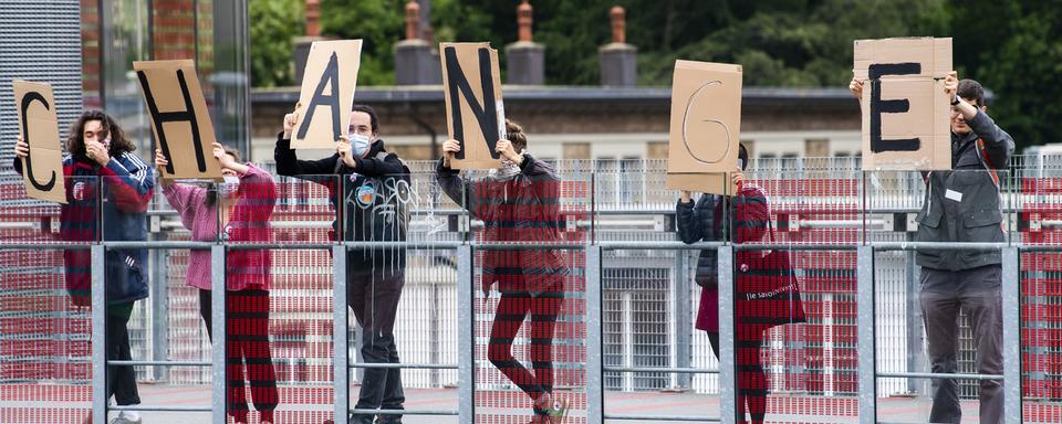 Face à la crise sanitaire de la Covid-19, les militants et militantes du climat réclament un changement dans les habitudes de vie. vie. [Keystone - Jean-Christophe Bott]