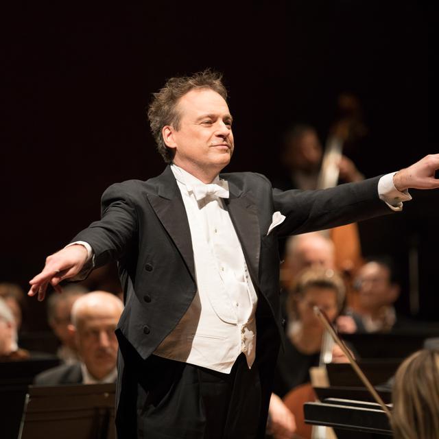 Jonathan Nott dirige l'Orchestre de la Suisse Romande, le 21 janvier 2021, lors d'un concert dédié aux victimes de la pandémie de COVID-19 et à leurs proches. [RTS Musique]