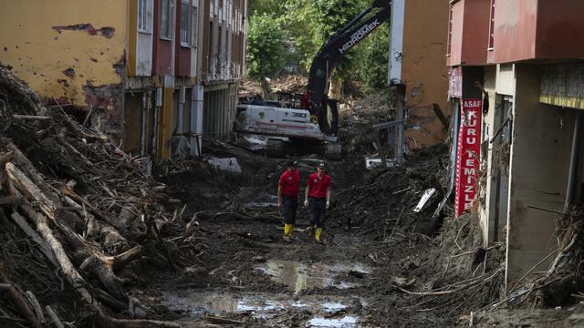 Des sauveteurs dans les rues de Bozkurt après des importantes inondations. [Keystone/AP Photo]